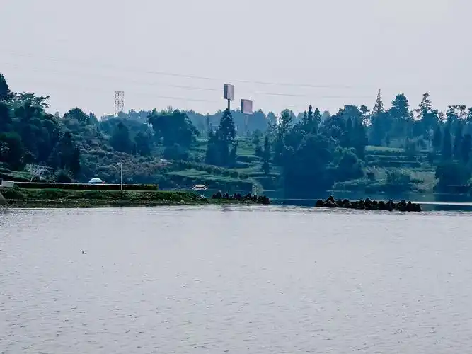 四川雅安名山区月亮湖