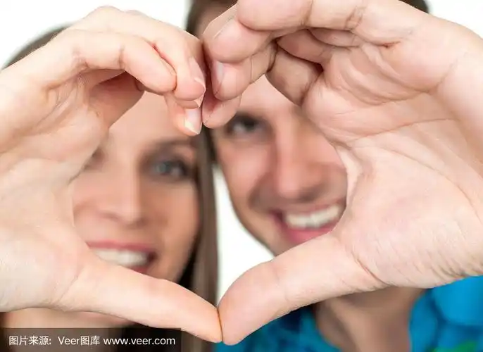 情侣做出爱心手势