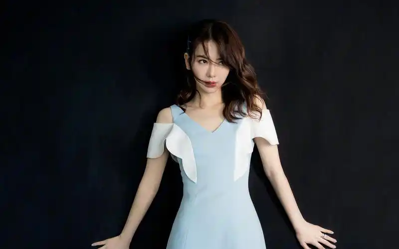 戚薇优雅时尚性感高清桌面壁纸