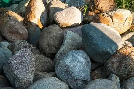 在地上的石头图片