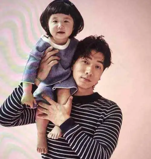 36岁张亮老婆近照隐藏15年不舍得曝光原来天天妈妈这么漂亮的