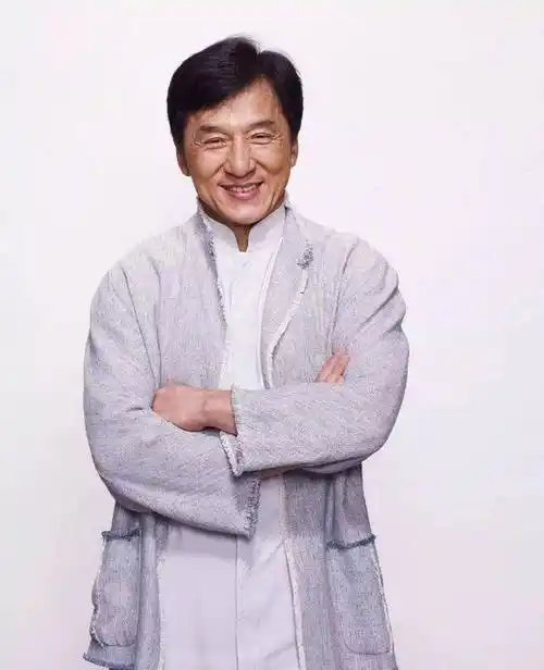 67岁成龙现身毕业典礼,皱纹明显状态超好,亲切与同学合影没架子_超级