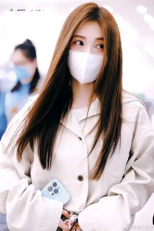 鞠婧祎包上挂玲娜贝尔##鞠婧祎米白色套装造型