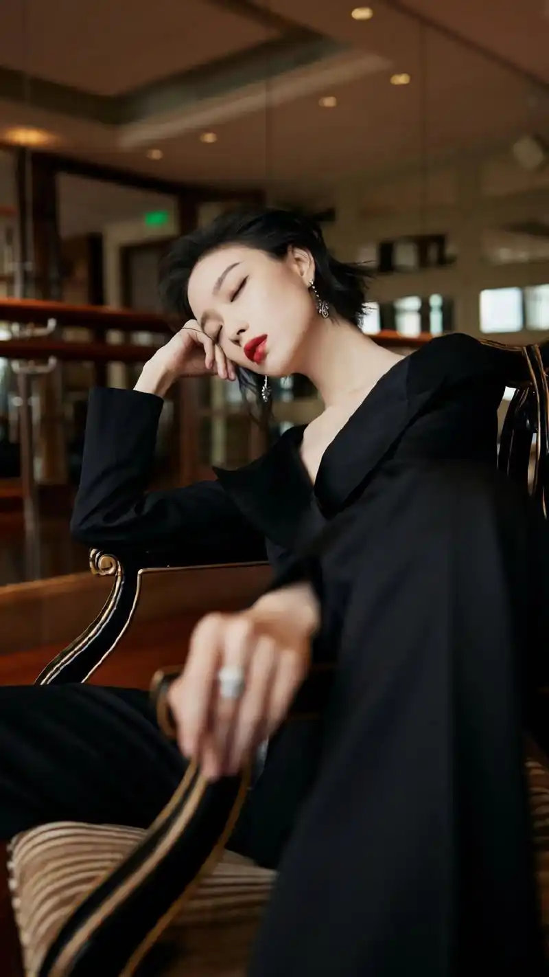 倪妮性感黑色深v上衣诱人写真