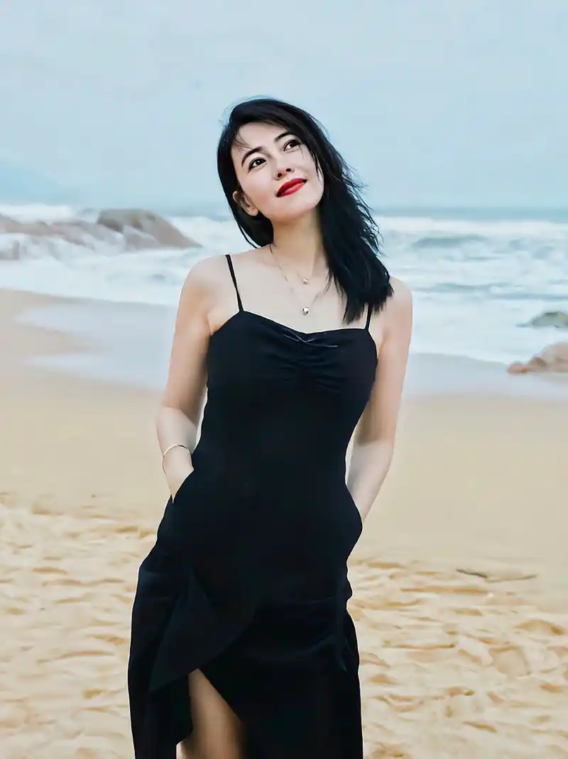 高圆圆,演绎海边的精致生活壁纸出炉  在夏日的微风中,高圆圆释出全新