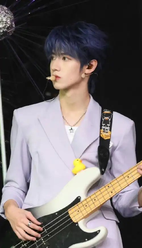 来看朱志鑫演唱会饭拍生图系列无滤镜无美颜扛得住原相机的颜值惊艳