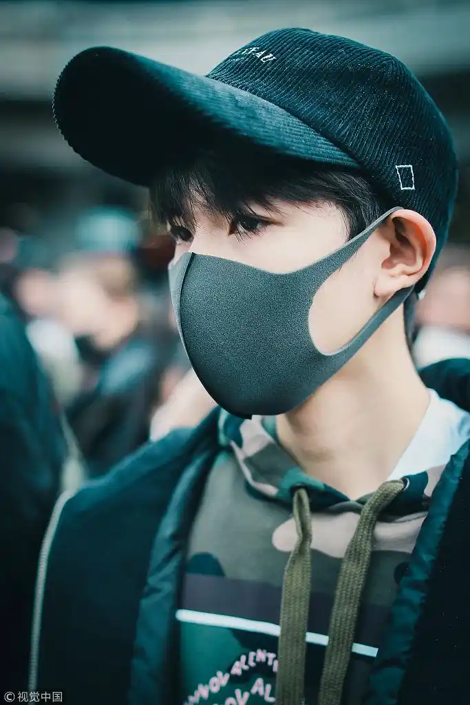 王源柏林电影节后归国风尘仆仆 获身旁高大保镖护驾显"娇小"