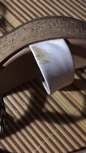 白色凉鞋上面不知道从哪里粘上去的,完全洗不掉,牙膏洗洁精能用的都用