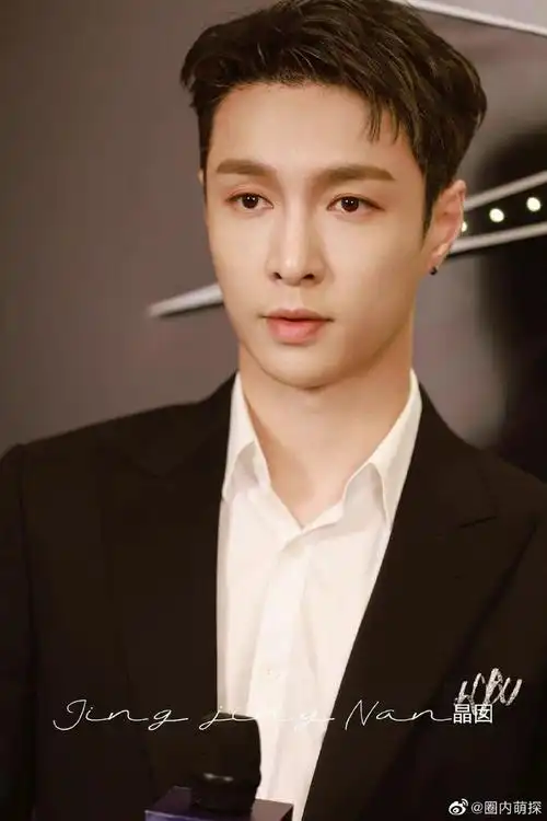 张艺兴今日活动生图