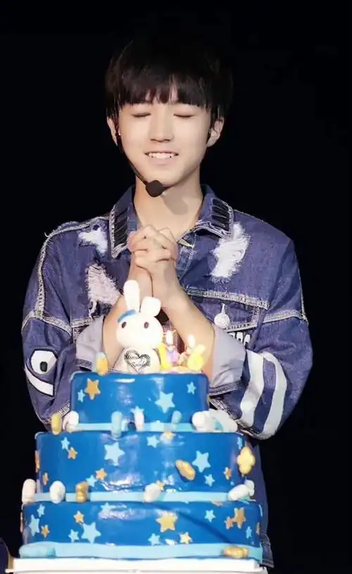 那就抬头以后还要陪着你度过好多好多个生日@tfboys-王俊凯