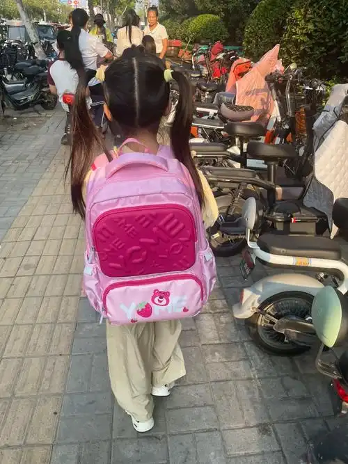 我的女孩9799今天正式成为一名小学生了,看着小小的背影感慨 - 抖