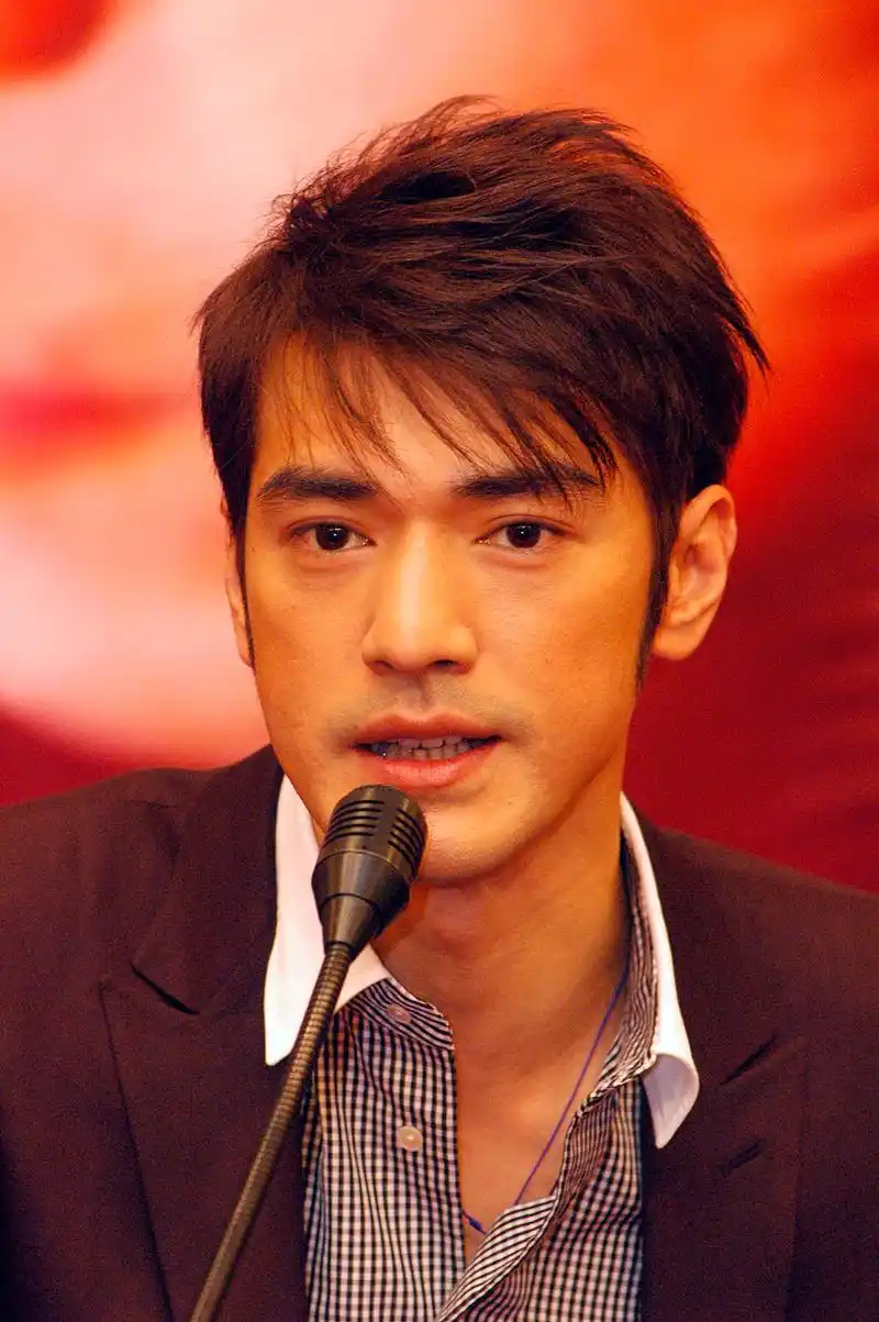 金城武此时还没有割双眼皮儿,颜值只能说是一个普通人,没想到双眼皮对