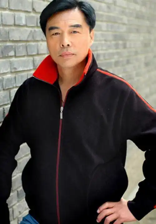 演了一辈子配角60岁后却成中国最有男人味的小老头