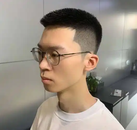 男生"两边铲短"发型过时了?试试这3款,剪完个性显帅气_头发_刘海_短发