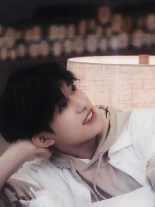 易烊千玺神颜美图,绝世小可爱奶烊来咯