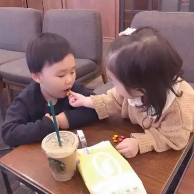 从小青梅竹马的情侣小可爱萌娃情侣图像