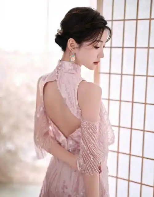 毛晓彤央视元宵晚会造型 穿粉色露背高开叉裙优雅高贵 风情妩媚