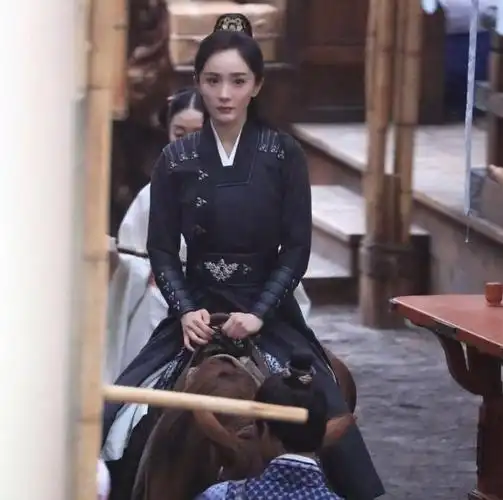 杨幂骑马的照片让人很想要追剧的,路透图中杨幂的男装造型依旧是非常