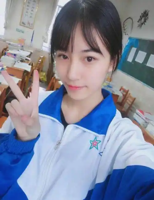 00后挑战奶茶妹妹清纯的高中校服少女王梓莼