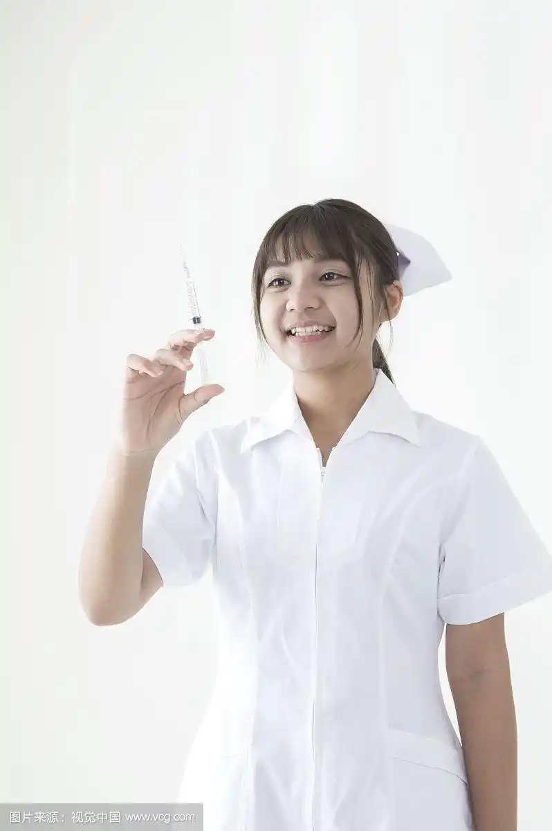 年轻女护士拿着针筒
