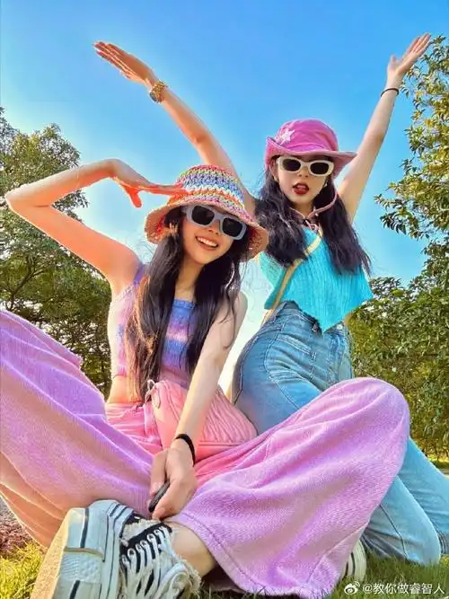 闺蜜春游拍照姿势