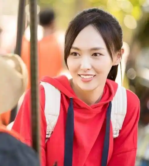 镜头前唐嫣少女感十足,演学生毫不违和,谁能看出她是83年的?