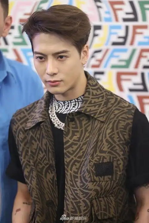 组图:王嘉尔三七分发型酷炫抢眼 印花马甲配黑t生图帅气逼人