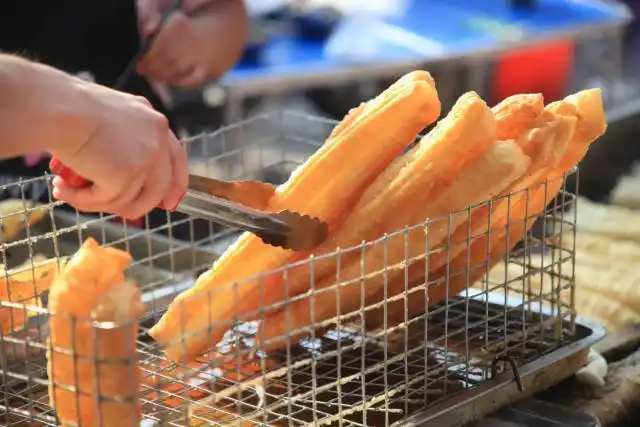 河南男子早市卖特色油条生意火爆,顾客除了排队还得自己打包称重