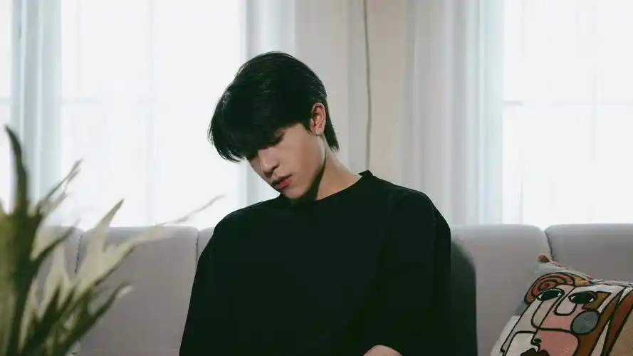 尹浩宇这组写真的雨天氛围感好强弟弟好帅