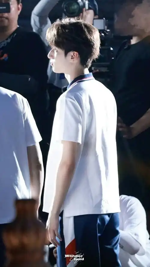 严浩翔超话#严浩翔穿校服#严浩翔穿校服真的好帅,连背影都好好看,是我