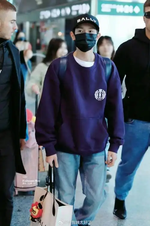 王源落地机场照,这是正式开始新学期了吧?|王源|学期|机场_新浪新闻