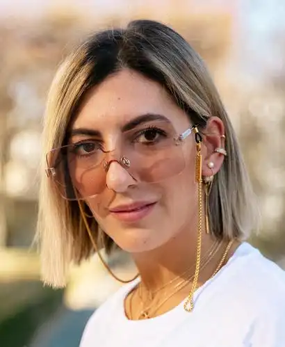 链条更加好看,黑色镜片搭配金色银色都可以,镜面的眼镜搭配银色最合适