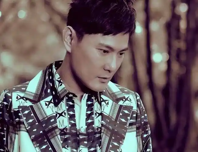 33年后再看张信哲,从"情歌王子"到孤独终老,他经历了什么?