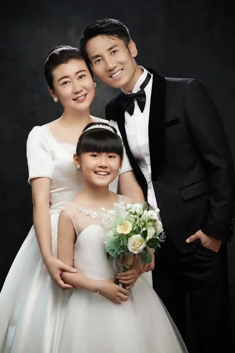 一家三口亲子婚纱照