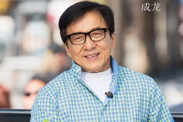 68岁成龙国外出席活动被美女演员不断灌酒身后全是壮汉保镖