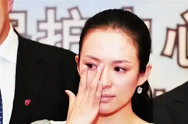 章子怡现身秀场,年过40依旧年轻,国际影星果真光彩照人