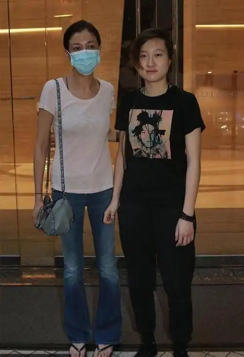 成龙女儿吴卓林彻底放飞自我剃寸头穿破洞卫衣颜值气质比爹差