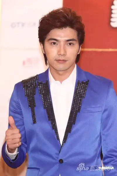 贺军翔和大元麻衣笑容甜美主创合影新浪娱乐讯 13日,由贺军翔(微博)