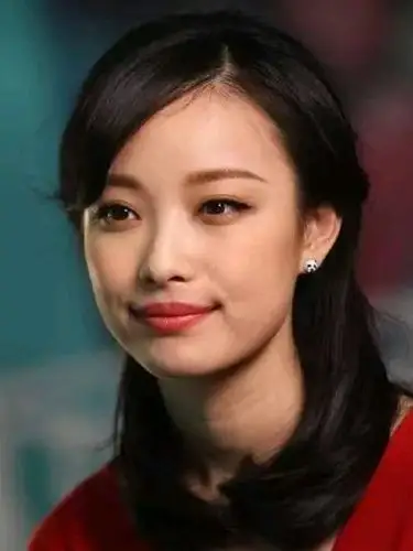 说到高冷电影脸女神,倪妮的脸型和五官简直就是恰到好处的搭配,她的