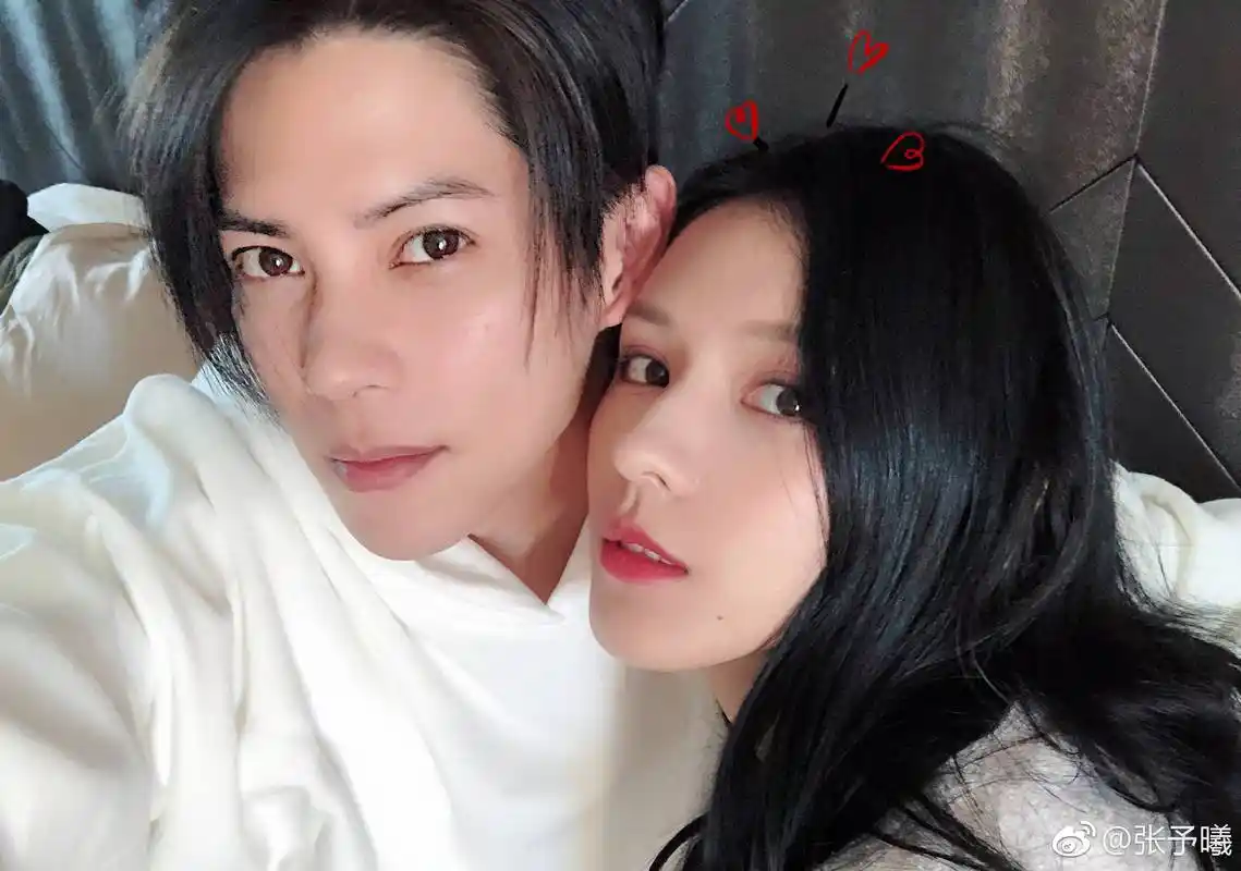 张予曦瘦到脱相,低胸长裙都挂不住了,与男朋友合照秀恩爱