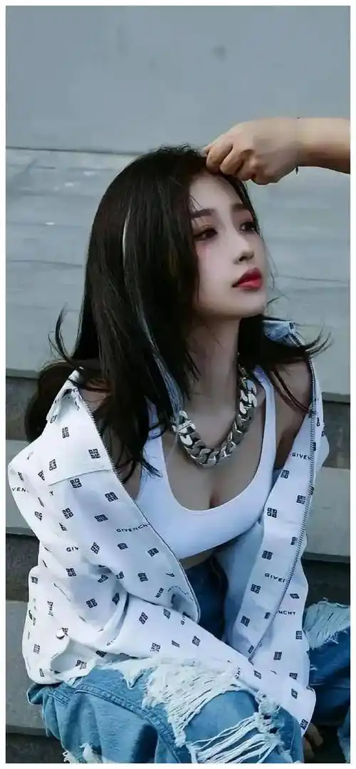 虞书欣大胆挑战惊艳全场性感小酥胸登场爆款之路开启