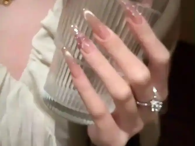 碎钻蝴蝶猫眼#猫眼美甲 #显白颜色 #超闪 #氛围感显白美甲款式图