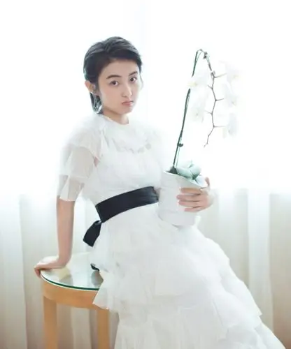 16岁的张子枫真会玩,一袭蛋糕裙甜美时尚,用"胶带"勒腰!