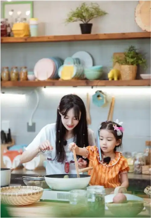 郑爽争抚养权,节目前工作人员曝其带孩子细节:绝不能让她养孩子