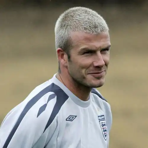 经典白色圆寸头   迷人指数:★★★★   07