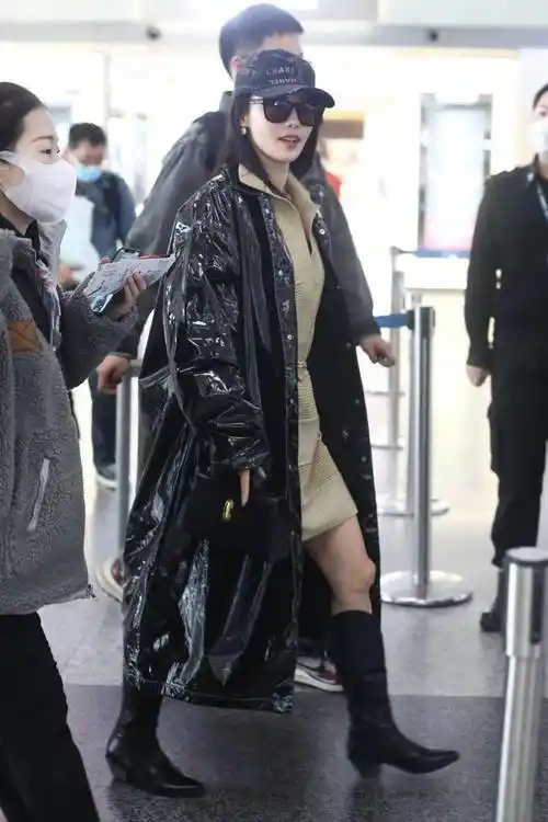 张嘉倪漆皮风衣配针织裙造型现身机场 摩登女郎既视感_黑色_连衣裙