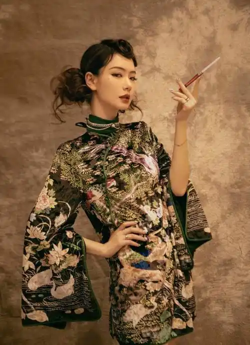 35岁戚薇不得了,连换三套旗袍秀美腿,真不像生过孩子的人_身材_头发