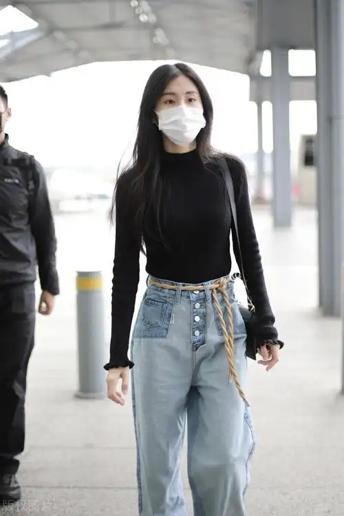 张碧晨现身机场穿黑色打底衫搭牛仔裤身材比例真是绝了