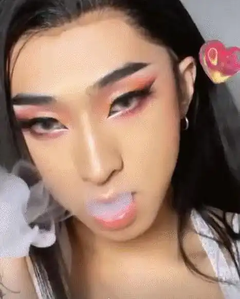 伊能静19岁儿子男扮女装穿白色蕾丝吊带浓妆出镜