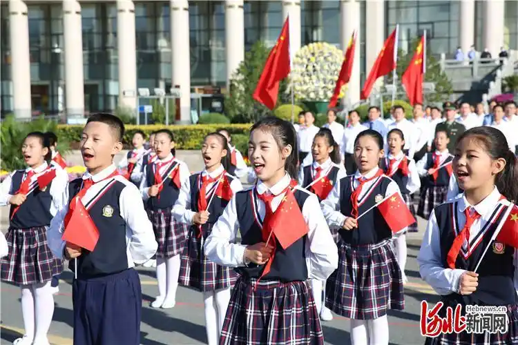 河北涿鹿:升国旗 唱国歌 欢度国庆